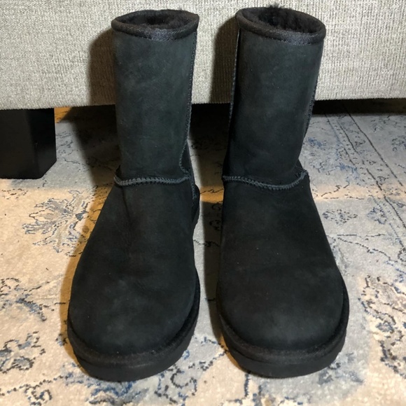 UGG Classic Short II In Black - Picture 6 of 9